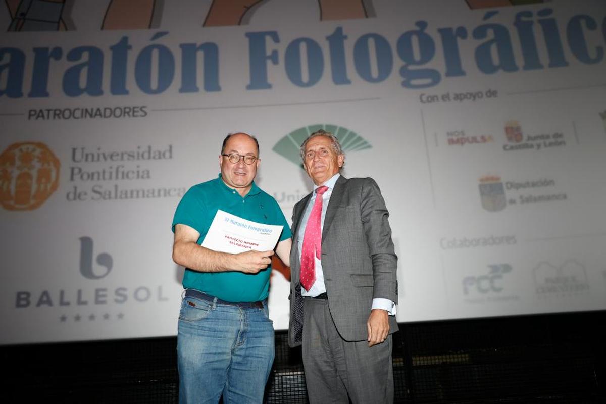 Jaime González Lucas entregó el cheque solidario a Manuel Muiños, de Proyecto Hombre.