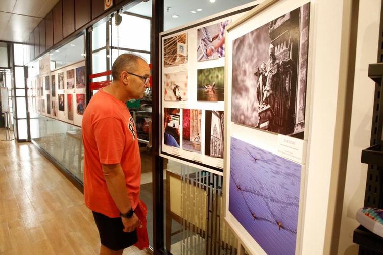 Un visitante disfrutando de la muestra del Maratón Fotográfico.