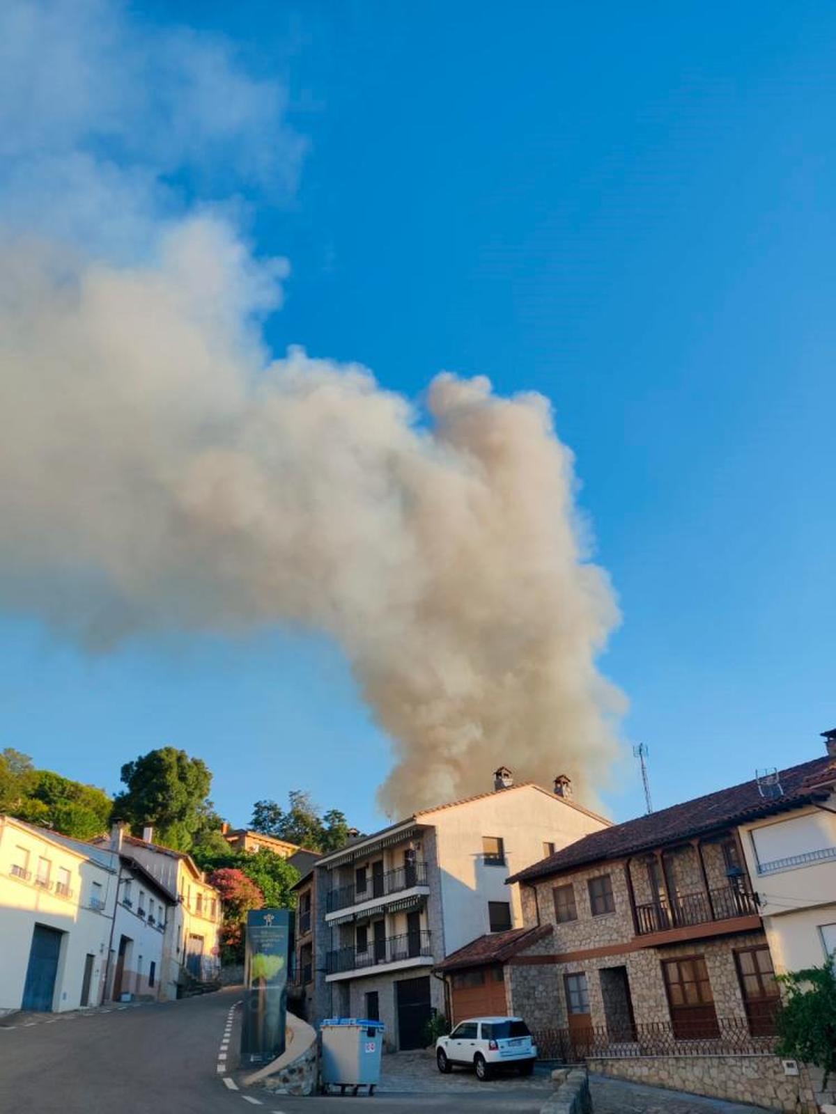 Humareda del incendio forestal visible desde Villanueva del Conde en la mañana del pasado sábado. I CASAMAR