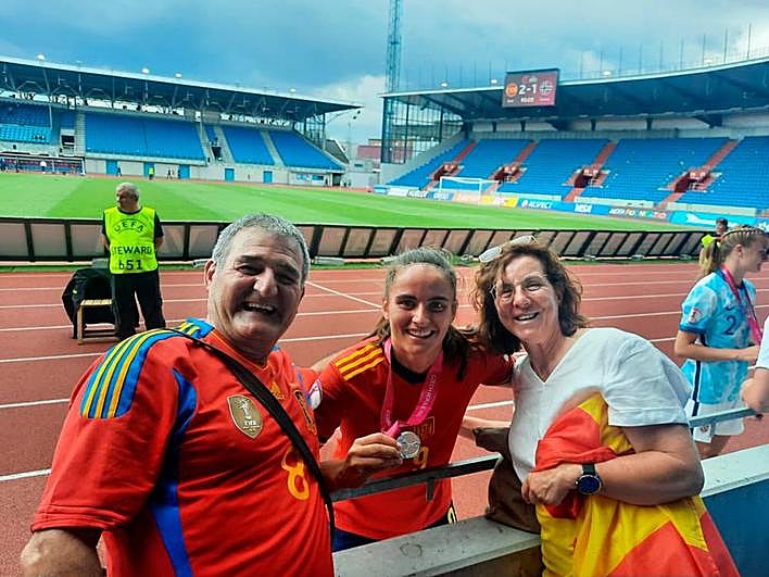 Carmen Álvarez posa con la medalla de campeona junto a sus padres.