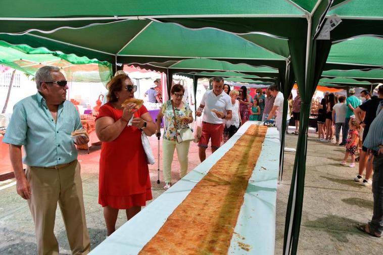 Los vecinos de Rollán no quisieron perderse la cita con la “megaempanada”, acompañada con sangría.