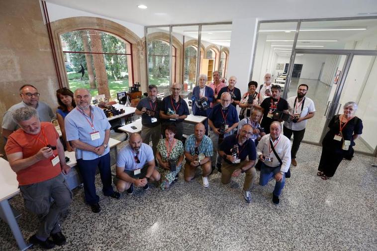 Foto de familia de los asistentes a la reunión de coleccionistas de cámaras antiguas en Salamanca.