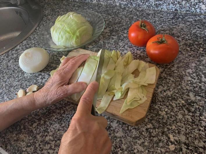 Una persona prepara una receta siguiendo las directrices de su dietista.