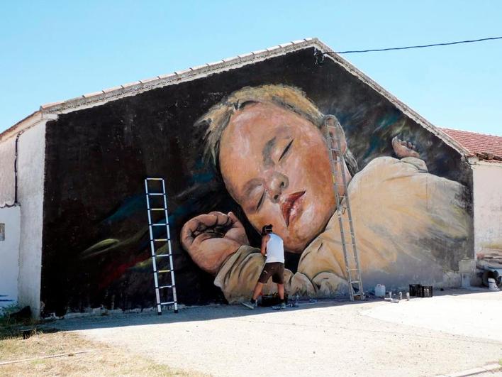 Álvaro Redondo durante la creación del mural “No mires la hora”.