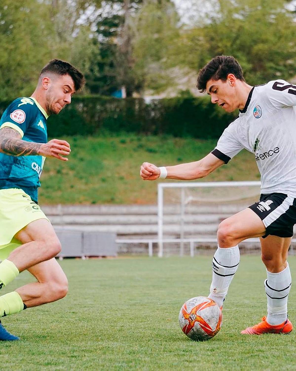 Jonathan Romero defiende a un jugador del filial de su nuevo club