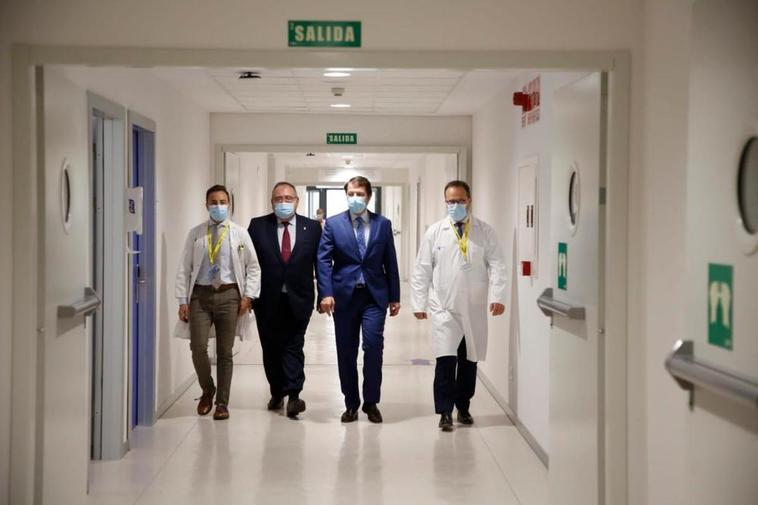 Alfonso Fernández Mañueco en el Hospital de Salamanca.