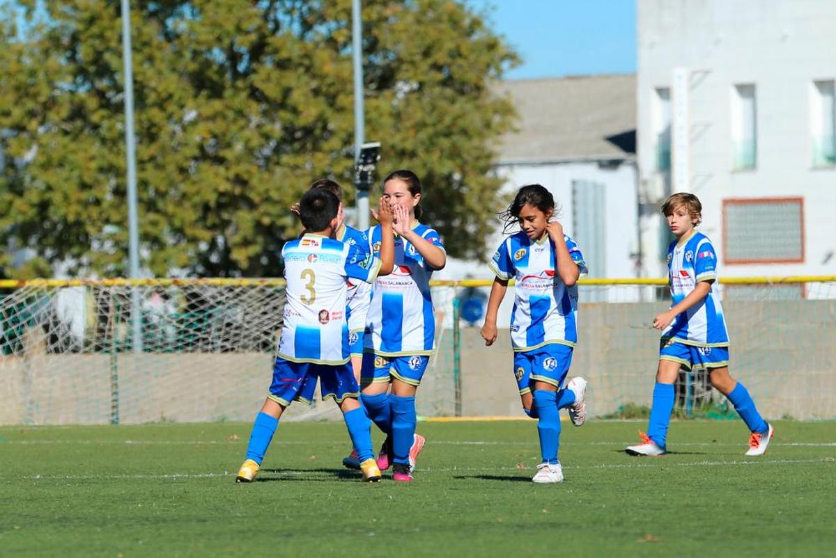 Jugadores de cantera del Cabrerizos celebran un gol marcado durante la pasada temporada.