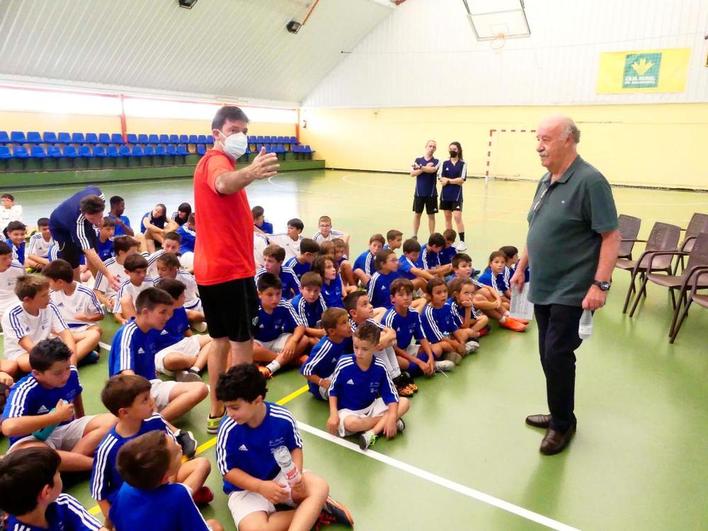 Eugenio Sánchez explica a Del Bosque claves de su XIX campus.