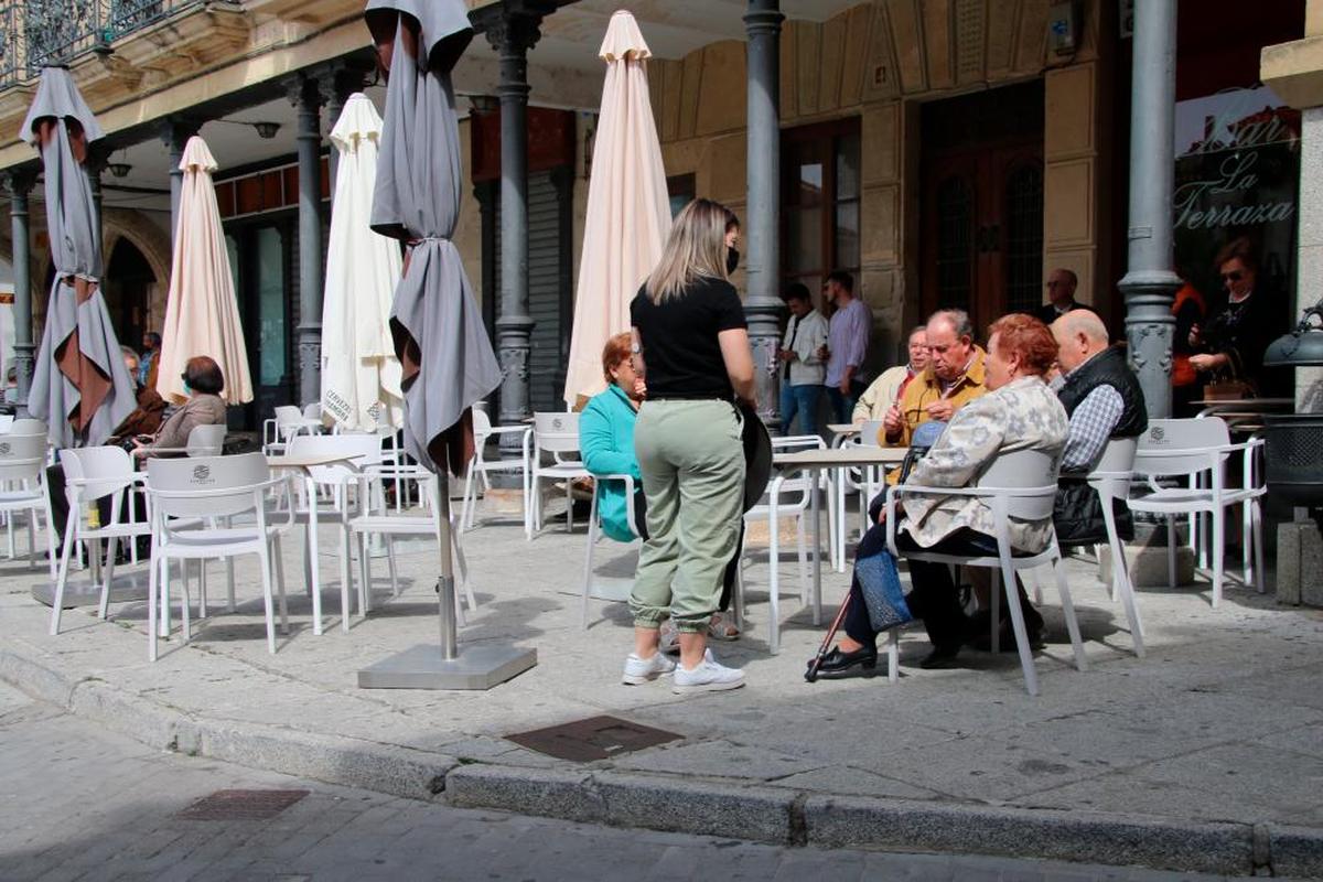 Una terraza situada en la Plaza Mayor de la villa ducal.