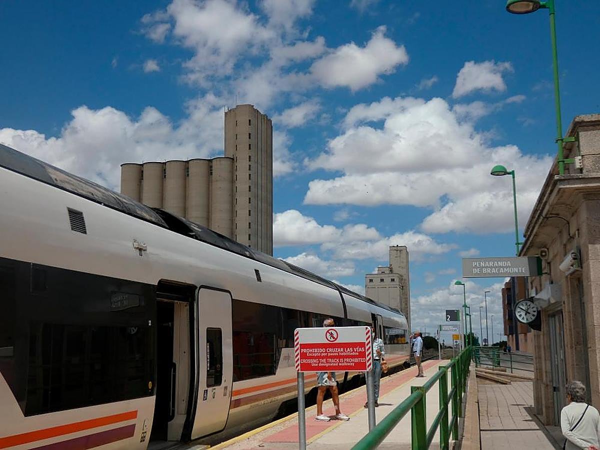 Pasajeros suben al tren en la estación de Peñaranda.