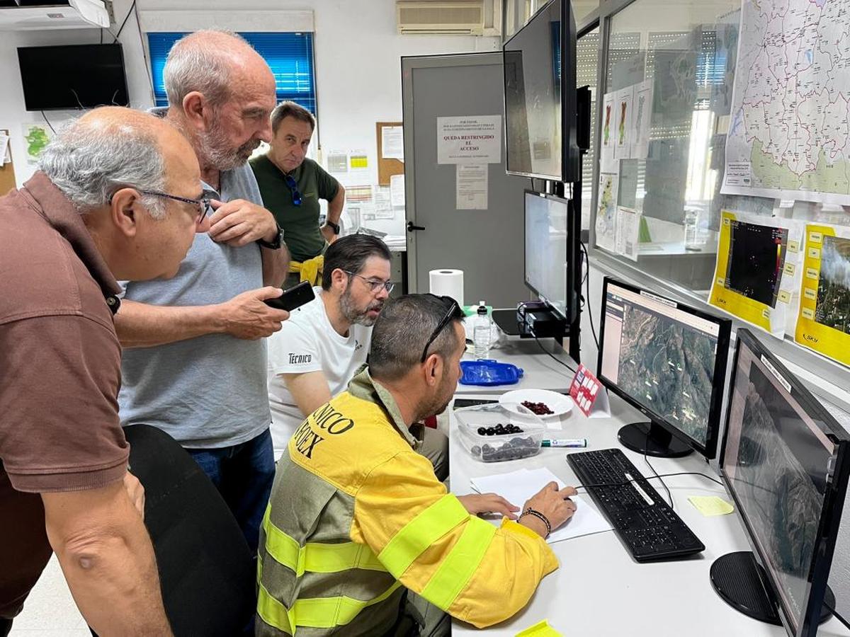 El director general de Poítica Forestal, Pedro Muñoz, a la izquierda, en el centro operativo del Infoex en Cáceres.