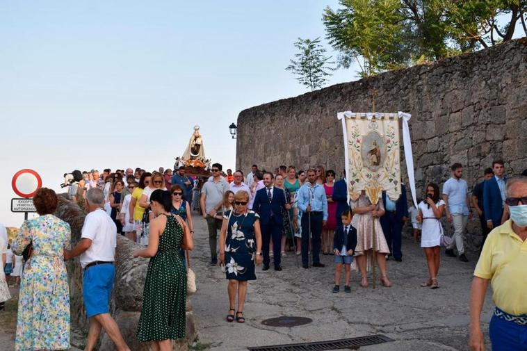 La procesión de la Virgen del Carmen a su paso por la muralla acompañada por los vecinos ledesminos