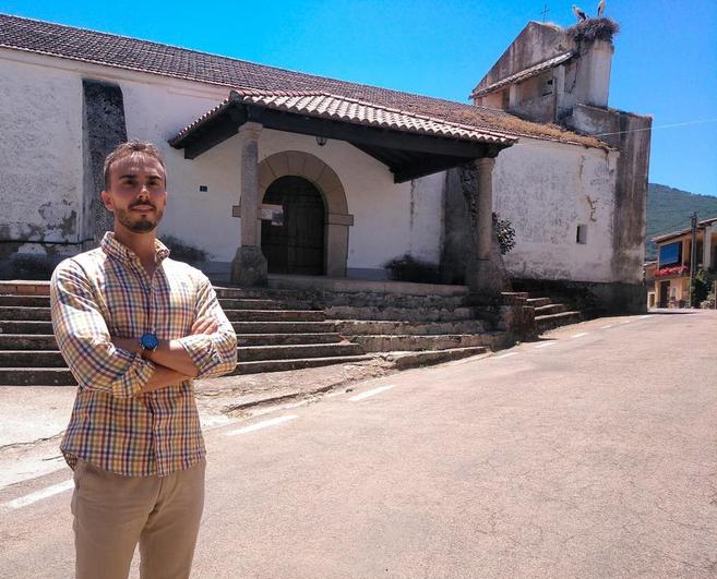 José Antonio en su regreso a Rinconada, junto a la iglesia.