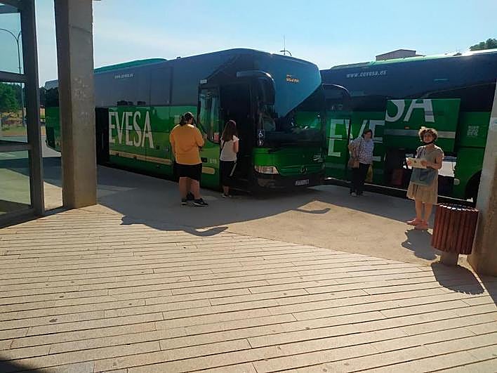 Usuarios accediendo a un autobús que comunica con Madrid.