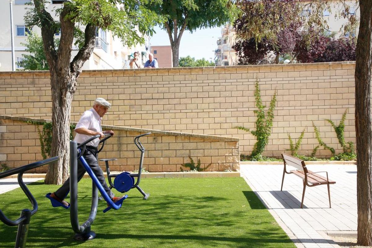 Un hombre realiza ejercicio en una de las máquina de la Plaza de Torneros.