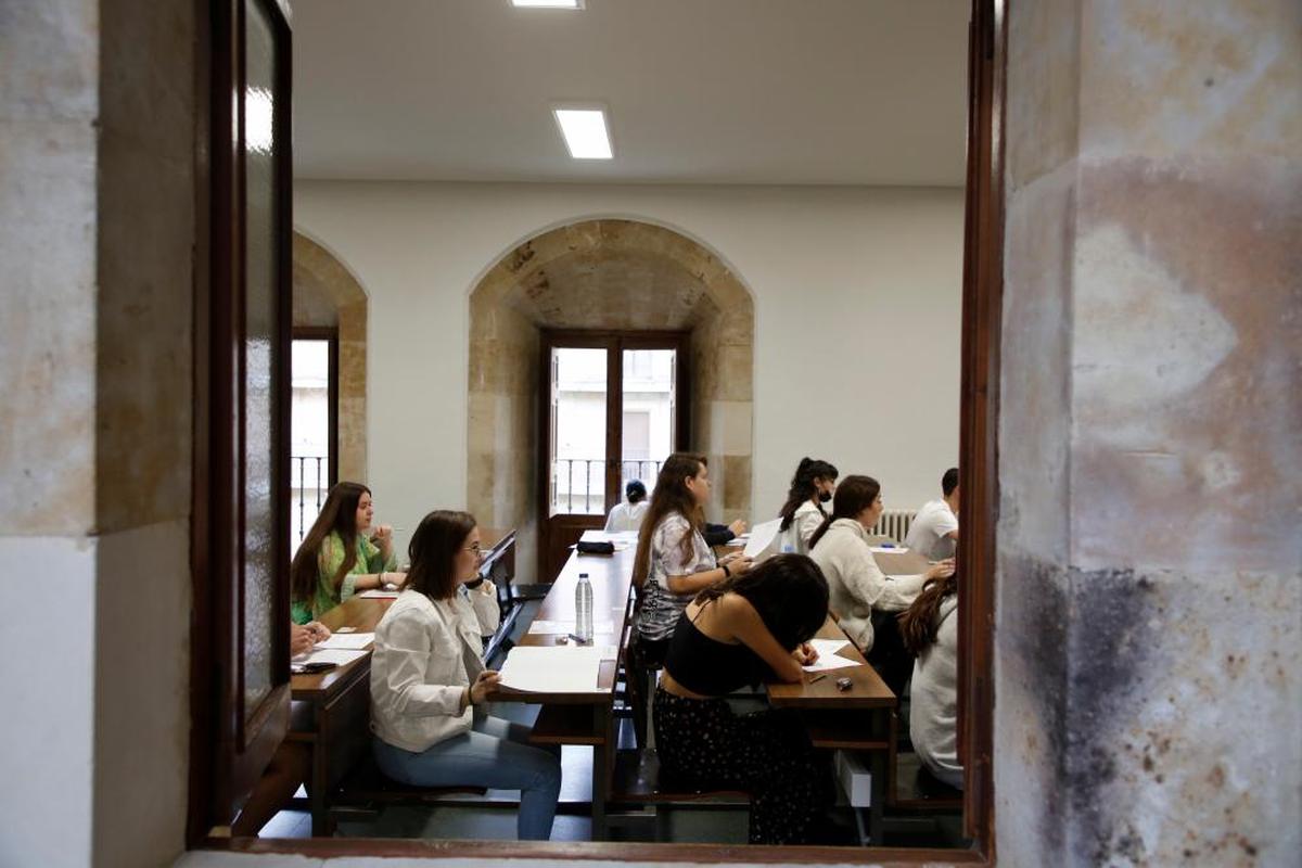 Alumnos en la facultad de filología