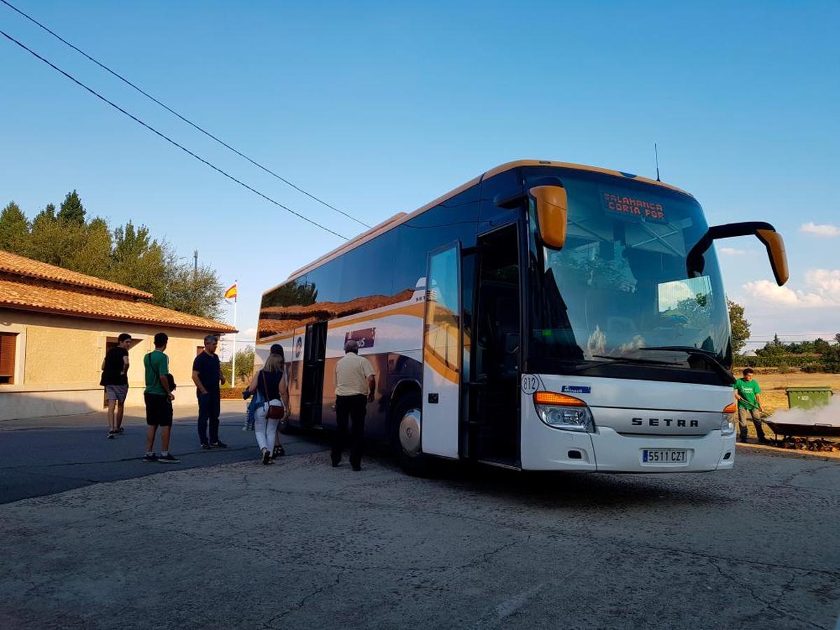 Usuarios en San Miguel de Valero antes del recorte de viajes.