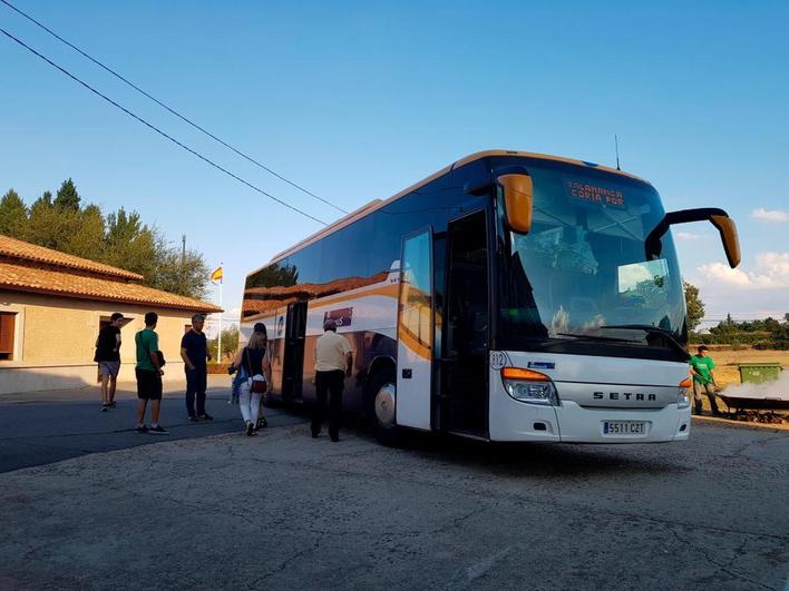 Usuarios en San Miguel de Valero antes del recorte de viajes.