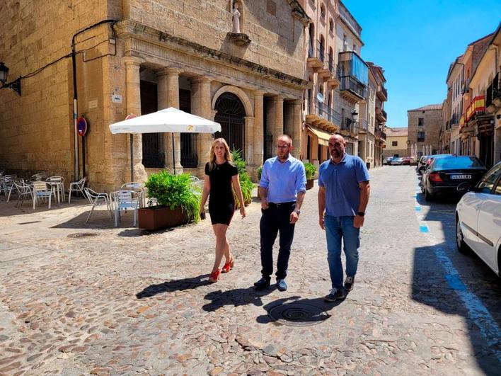 Beatriz Jorge, Marcos Iglesias y Ramón Sastre, ayer en la céntrica calle de la Rúa del Sol.