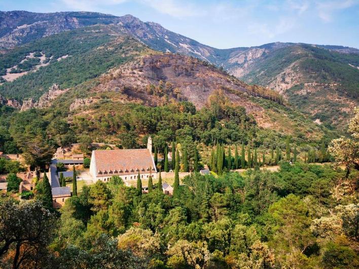 El frente del incendio de Monsagro, en su lado Este, se quedó a escasa distancia del histórico monasterio carmelitano de San José de Las Batuecas, en el término municipal de La Alberca.