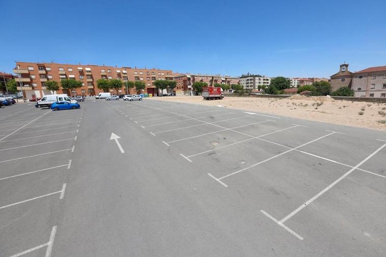 El solar municipal cedido a la Junta para el centro de salud y en el que en 2013 se habilitó un parking provisional.