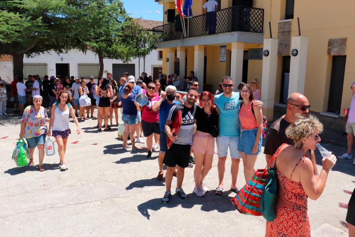 La Plaza Mayor fue el escenario del reparto de la paella para medio millar de comensales.