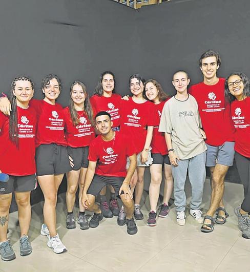 Alicia (quinta de izquierda) y Celia (séptima a la izquierda), con otros de las voluntarios.