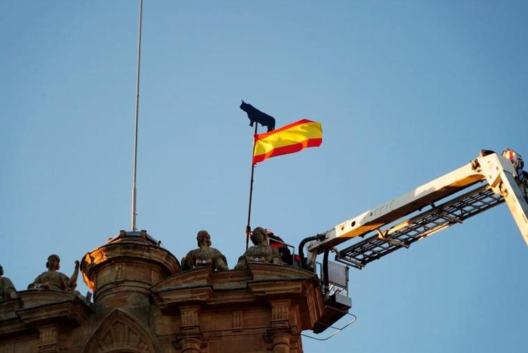 Los bomberos instalando La Mariseca.