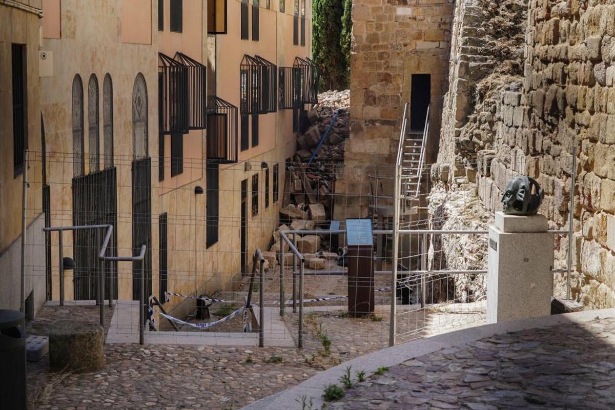 Una valla provisional impide el paso a la Torre del Marqués de Villena