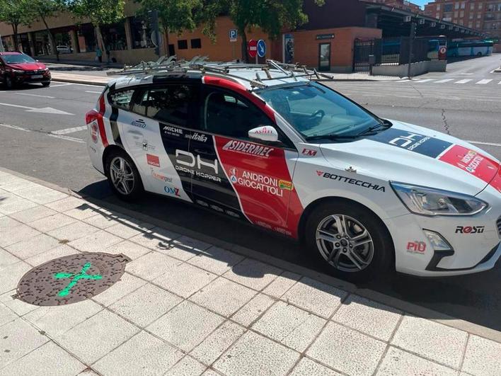 Uno de los coches de soporte de la  Vuelta a Castilla y León.