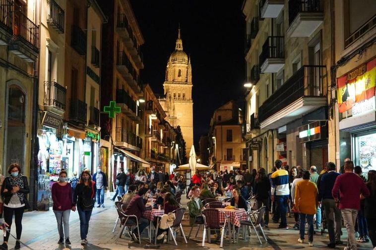 Iluminación de la Rúa, una de las vías más turísticas de la ciudad.