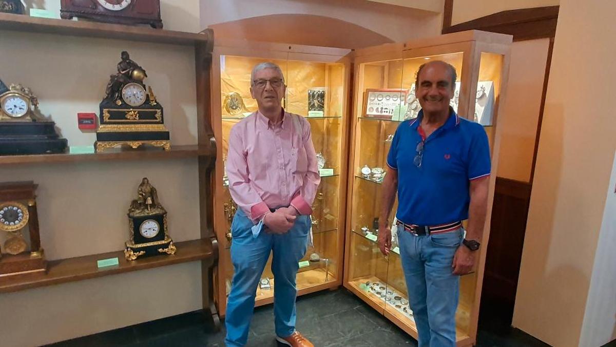 El óptico José Ángel Reig y Manuel Álvarez-Monteserín son los promotores de la exposición ubicada en el convento de San Francisco de Béjar.