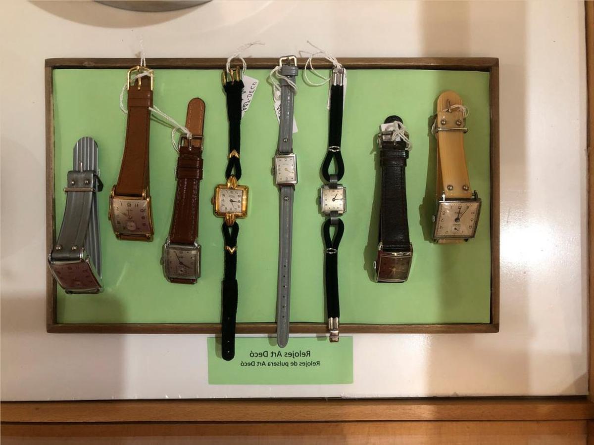 La colección muestra relojes de gran tamaño como el “reloj de los muñecos”, que mide 2,50 metros, y otros más pequeños, como los de pulsera.