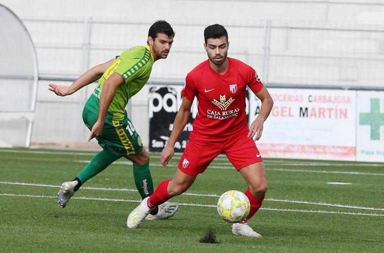 Carlos de la Nava pelea el balón ante Yago en un derbi previo