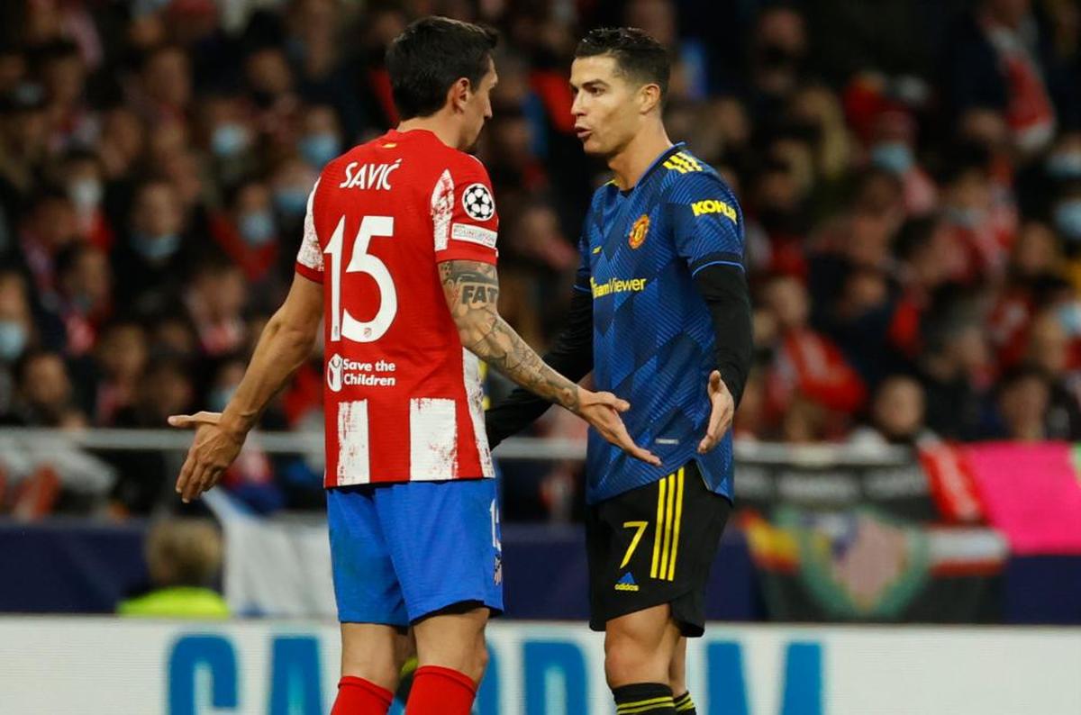 Cristiano Ronaldo encarándose con Setefan Savić en el partido de Champions que enfrentó a Atleti y United la pasada campaña.