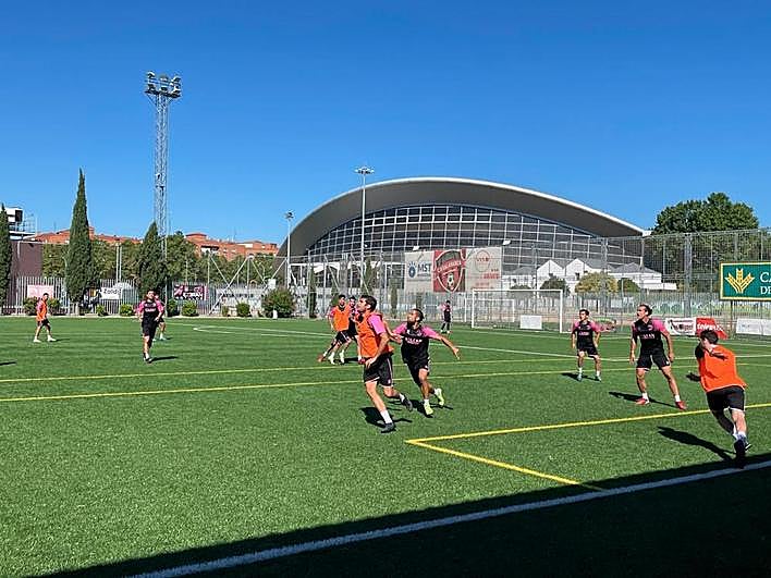 Carlos de la Nava, buscando balones aéreos en el entrenamiento.
