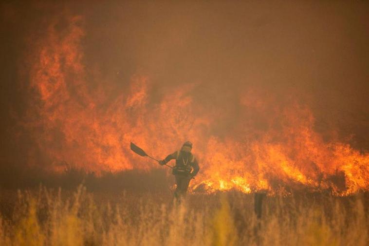 Efectivos de bomberos durante el incendio de la Sierra de la Culebra