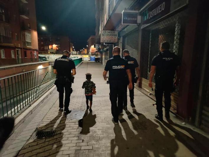 Los agentes de la Policía Nacional con el menor.