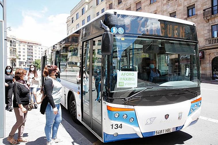 Un grupo de personas suben a un autobús en Salamanca