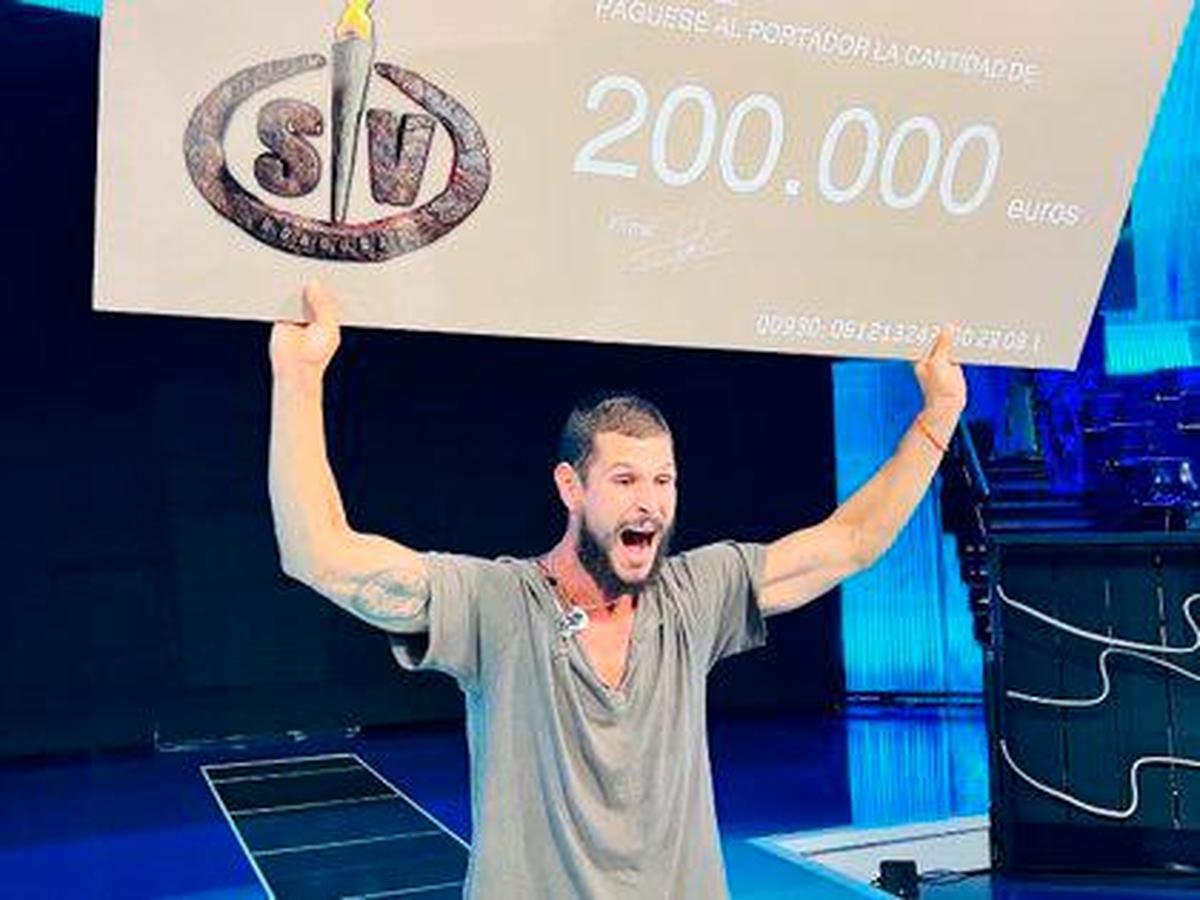 Alejandro Nieto, con el cheque de 200.000 euros de premio como ganador de ‘Supervivientes’