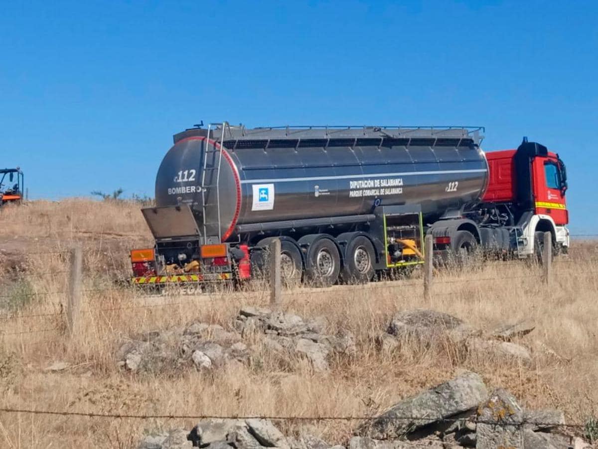 Camión cisterna de la Diputación en Guadramiro, pueblo que al lleva agua varias veces por semana