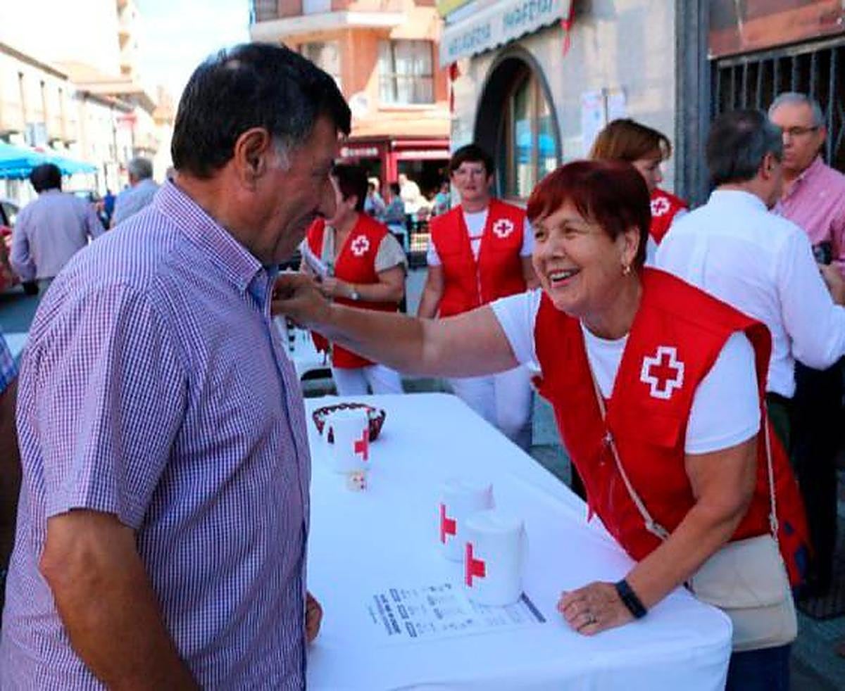 Mesa del Día de la Banderita de la Cruz Roja.