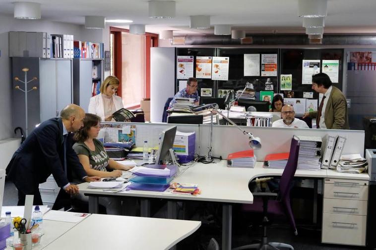 Trabajadores en una de las dependencias de la Universidad de Salamanca.