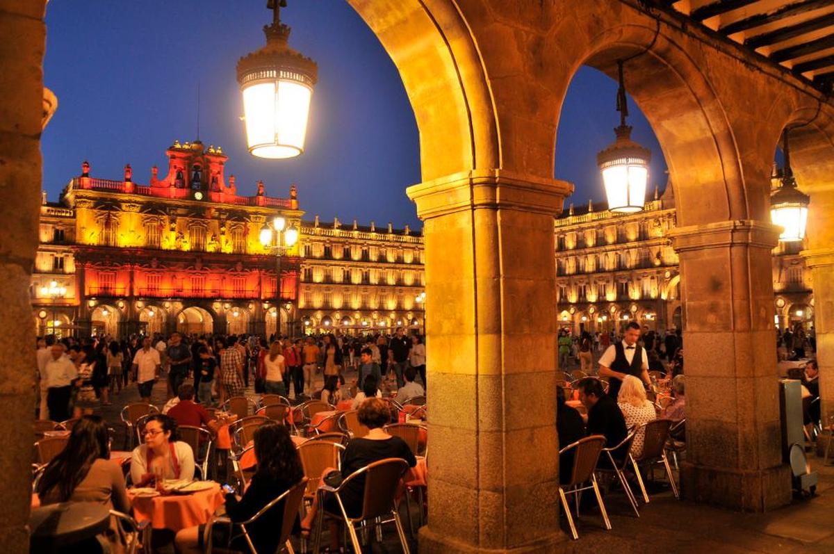 La Plaza Mayor iluminada con la bandera de España