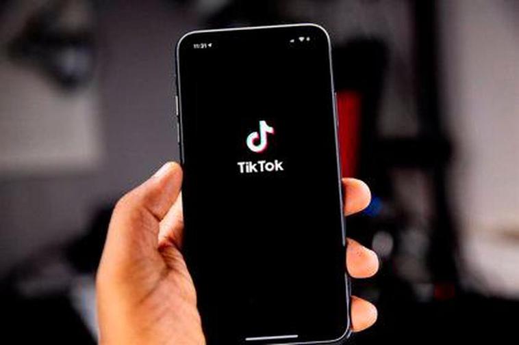 Un usuario abriendo la aplicación de Tiktok.