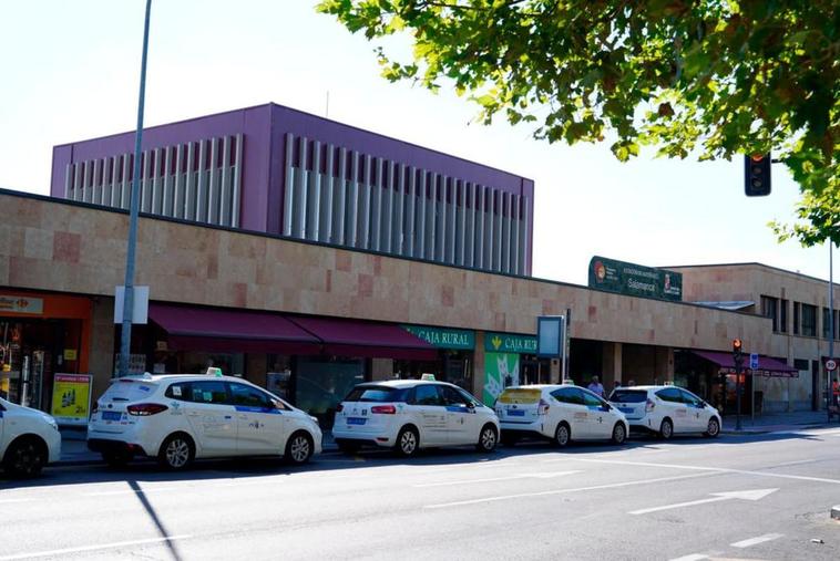 Taxis acumulados en la parada ubicada en la estación de autobuses de Salamanca.