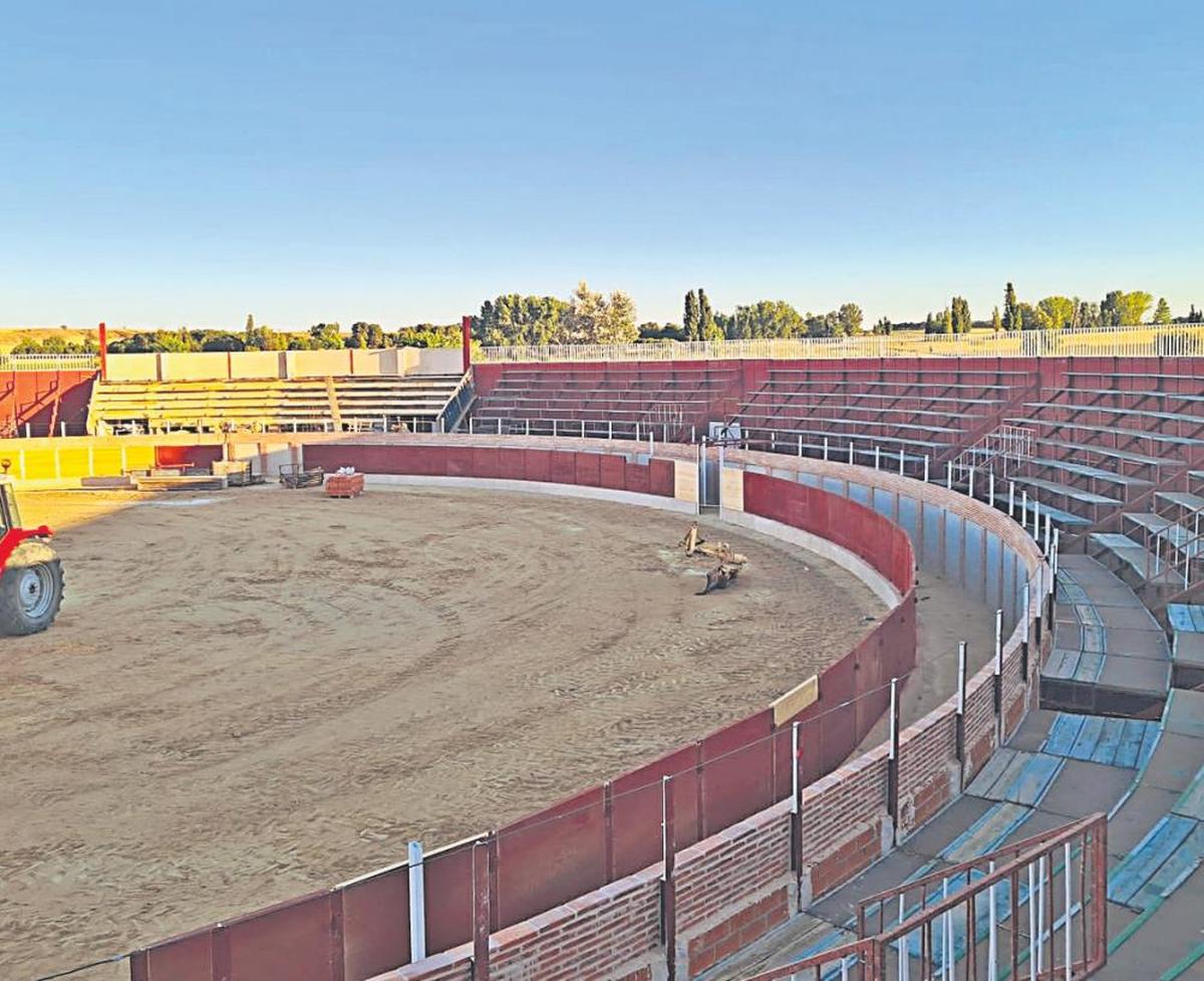 La plaza de toros de Cantalpino cada día se encuentra más avanzada y ya última sus últimos pasos antes de la inauguración.