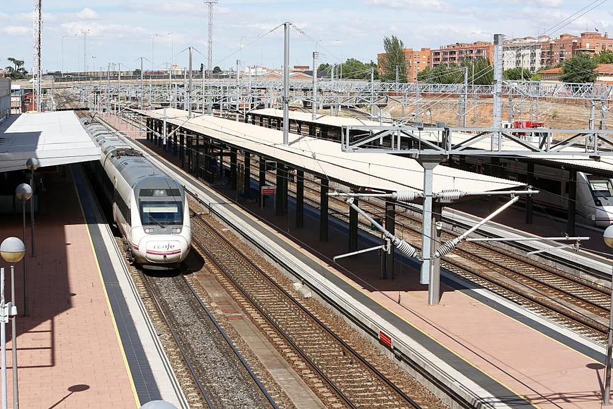 Un ALVIA en la estación salmantina de Vialia.