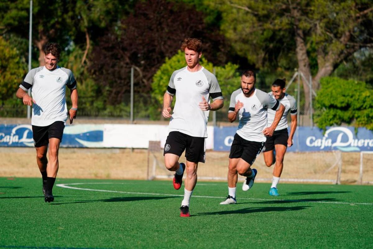 ‘Peli’, en primer término, durante el entrenamiento de este jueves con el Salamanca.