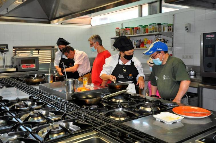 Alumnos en formación en la Escuela de Hostelería de Santa Marta.